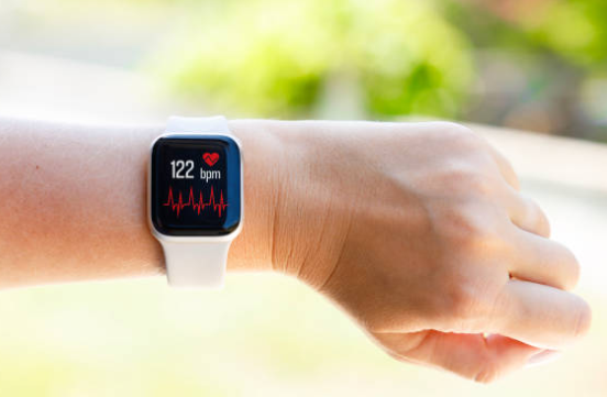 Smartwatch displaying live heart rate on the wrist